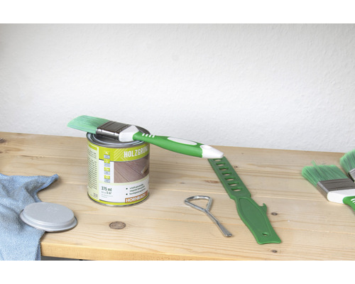 Cutie cu lazură pentru lemn cu pensulă și unealtă pe masă din lemn