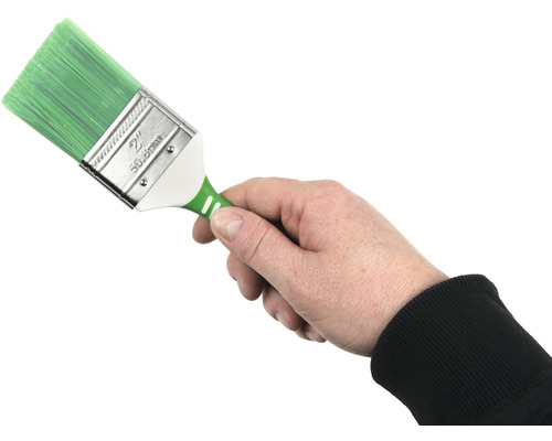 Mână ținând o pensulă