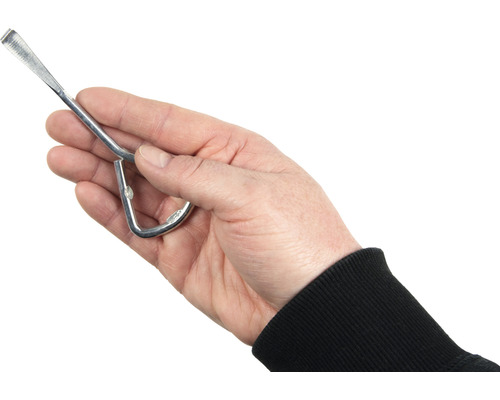 Mână ținând unealtă pentru îndepărtarea inelelor de etanșare