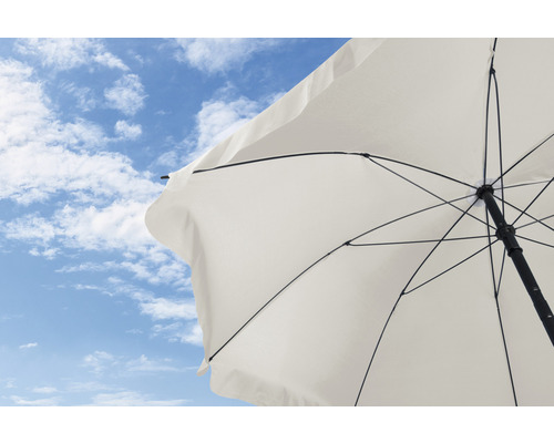 Vedere de jos a unei umbrele de soare pe fundalul cerului albastru