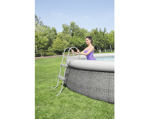 Piscină supraterană cu scară și femeie în grădină