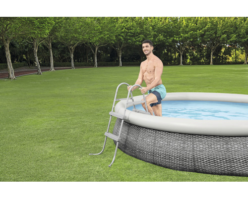 Piscină gonflabilă cu scară în grădină