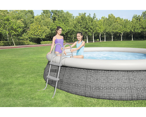 Piscină supraterană cu scară în grădină cu două persoane