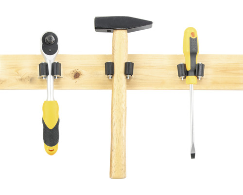 Ciocan, șurubelniță și clichet pe bara de scule