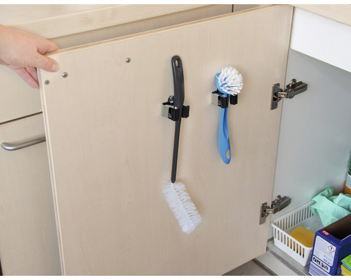 Ușa dulapului de bucătărie cu suporturi pentru peria de spălat vase și peria pentru sticle