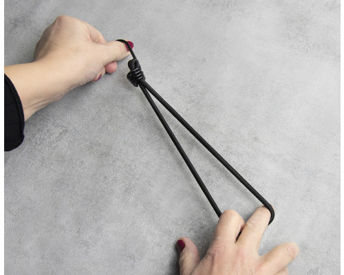 O persoană întinde o bandă elastică.