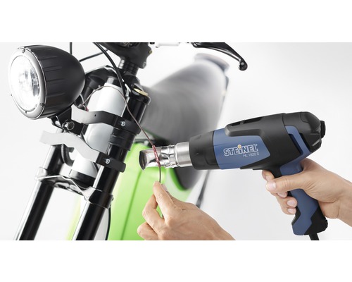 Pistol cu aer cald care contractă un cablu pe o motocicletă