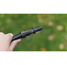 Conector din plastic pentru furtun de grădină în mână