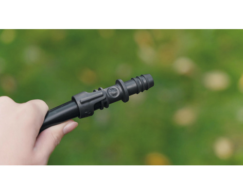 Conector din plastic pentru furtun de grădină în mână