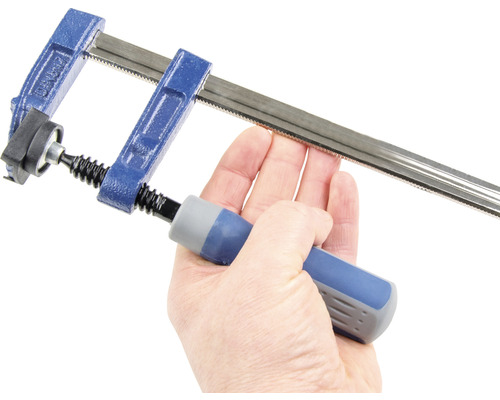 Mână ține menghină cu șurub