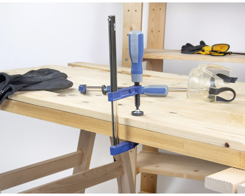 Banc de lucru cu menghină, mănuși și ochelari de protecție