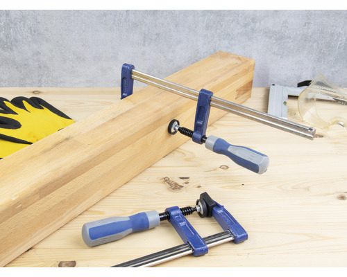 Bucată de lemn cu cleme cu șurub pe o suprafață de lemn