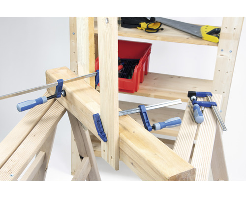 Scenă de atelier cu banc de lucru, unelte și cleme de strângere