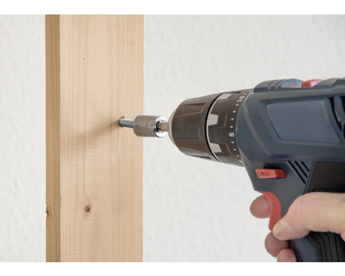 Șurubelniță cu acumulator înșurubând un șurub în lemn