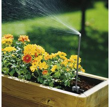 Sistem de irigare pentru jardinieră cu duză de pulverizare în acțiune