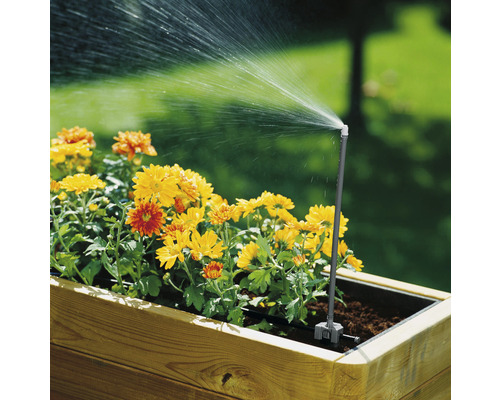 Sistem de irigare pentru jardinieră cu duză de pulverizare în acțiune