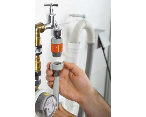 Montarea unei piese de racordare Gardena la robinet.