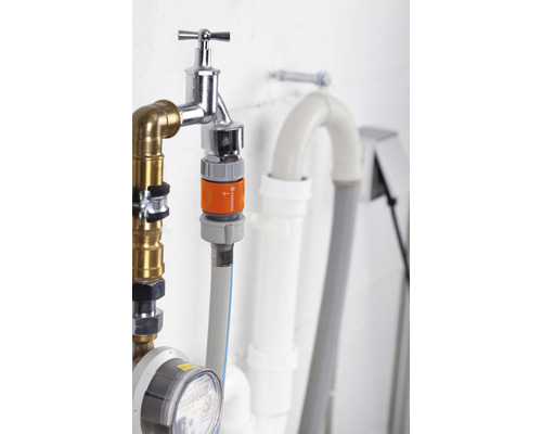 Adaptor de robinet Gardena atașat la un robinet de apă