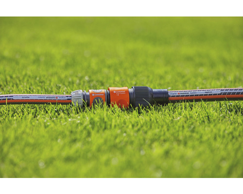 Conector furtun Gardena pe iarbă