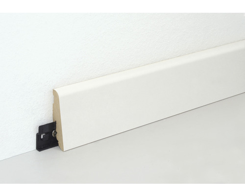 Plintă din lemn cu clemă de fixare pe un perete