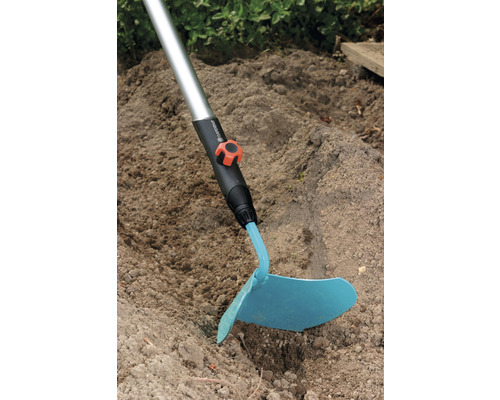 Săpăligă de grădină cu mâner folosită în solul grădinii.