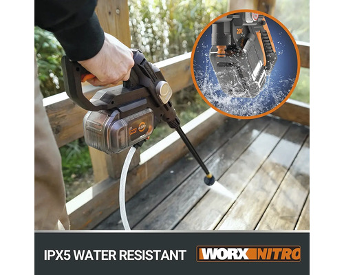 Aparat de curățat cu presiune folosit pe o terasă de lemn cu mențiunea IPX5 rezistent la apă