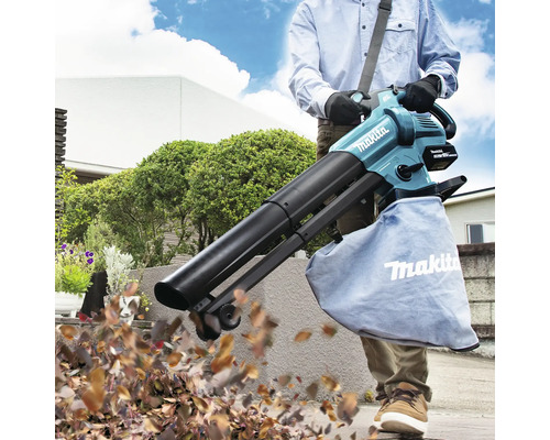 Aspirator și suflantă de frunze cu acumulator în uz cu sac de colectare a frunzelor.