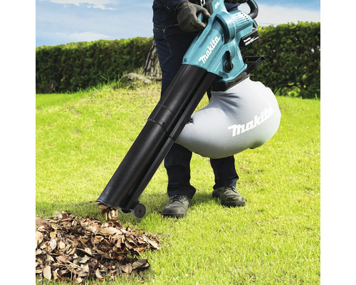 Aspirator de frunze cu acumulator Makita în uz pe gazon cu frunze