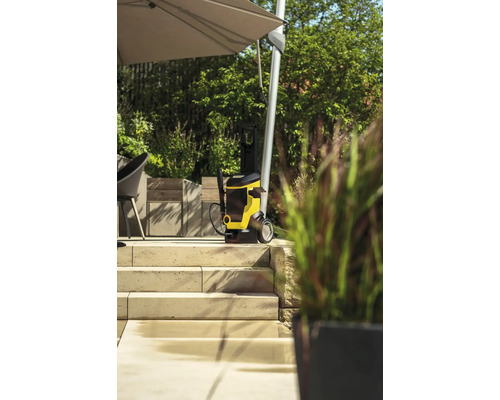 Curățător cu presiune înaltă pe trepte de piatră în aer liber