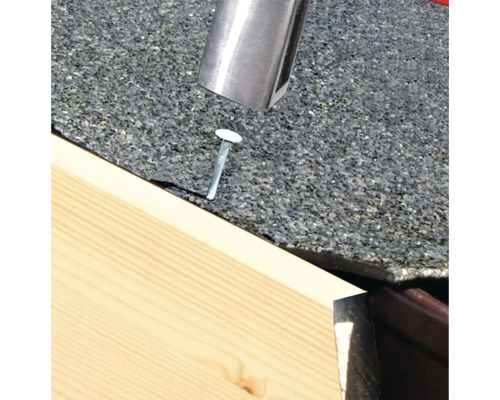 Ciocan și cui pentru carton bituminat pe carton bituminat cu lemn