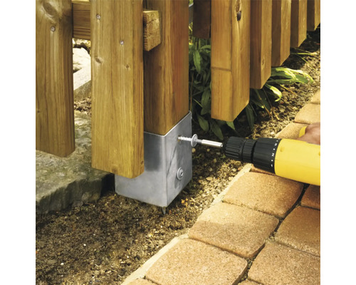 Montarea unui stâlp de gard cu talpă de ancorare și șurubelniță cu acumulator