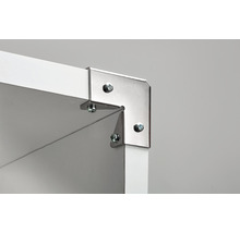 Prim-plan cu un conector metalic de colț pentru raft, fixat cu șuruburi