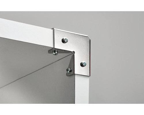 Prim-plan cu un conector metalic de colț pentru raft, fixat cu șuruburi