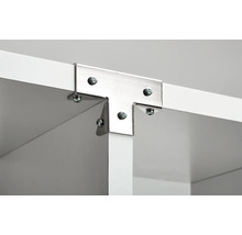 Prim-plan al unui racord în T metalic cu șuruburi pe un raft