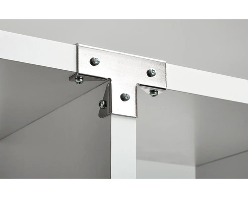 Prim-plan al unui racord în T metalic cu șuruburi pe un raft