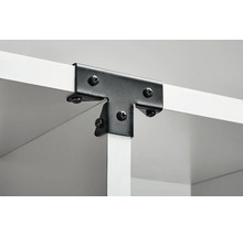 Prim-plan cu un raft cu conectori de colț în formă de T și șuruburi pentru fixare.