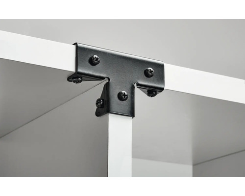 Prim-plan cu un raft cu conectori de colț în formă de T și șuruburi pentru fixare.