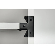 Prim-plan al unui raft cu suport de colț pentru fixare