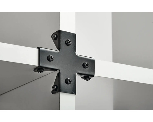 Prim-plan cu construcția unui raft cu conector cruce negru și șuruburi