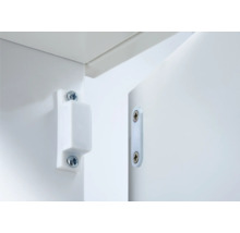 Închizătoare magnetică albă pentru uși, atașată pe mobilă