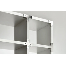 Imagine detaliată cu un raft alb cu suporturi metalice