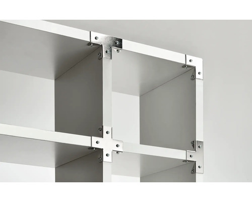 Imagine detaliată cu un raft alb cu suporturi metalice