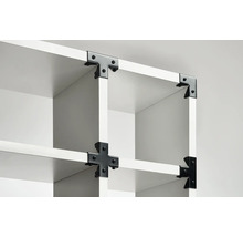 Imagine detaliată a unui raft alb cu conectori de colț negri