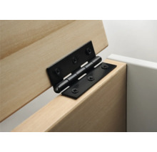 Balamale metalice pe un dulap de lemn