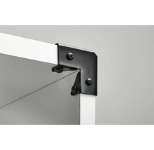 Detaliu al unui colț de raft cu conector unghiular negru și șuruburi