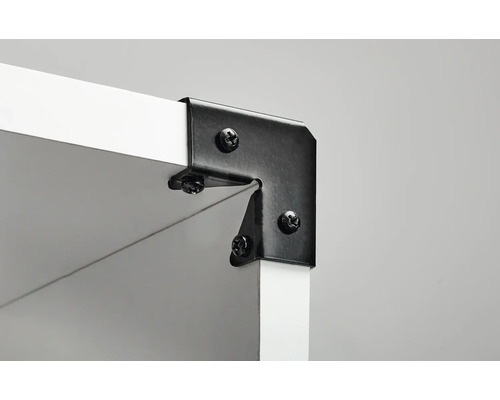 Detaliu al unui colț de raft cu conector unghiular negru și șuruburi