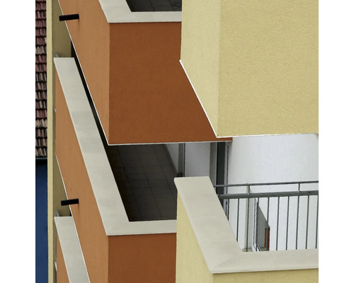 Vedere a unui bloc de apartamente cu balcoane