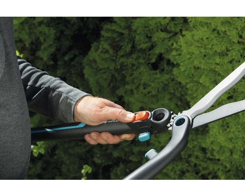 Foarfecă de arbuști Gardena în uz pentru tăierea grădinii