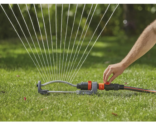 Aspersor de gazon udă gazonul cu jeturi de apă