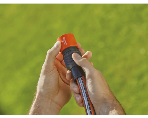 Conector furtun de grădină în mâini